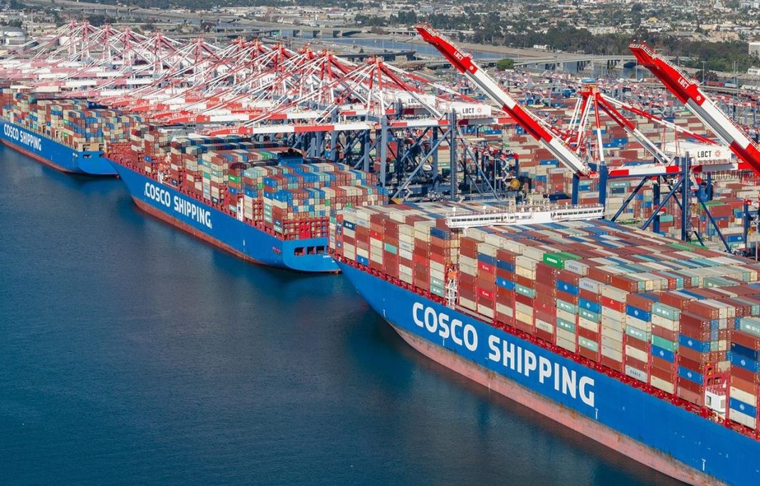 Tau container cua Cosco o cang Long Beach