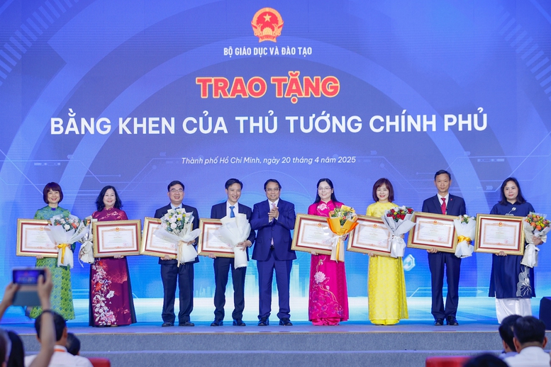 Thủ tướng: 'Thần tốc táo bạo' để đưa Việt Nam trở thành trung tâm đổi mới sáng tạo 25 tt pmc treo tang bang khen