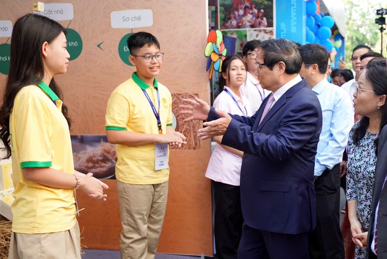 Thủ tướng: 'Thần tốc táo bạo' để đưa Việt Nam trở thành trung tâm đổi mới sáng tạo 28 tt tham khong gian trung bay 1