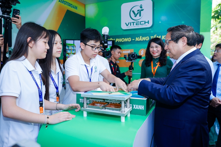 Thủ tướng: 'Thần tốc táo bạo' để đưa Việt Nam trở thành trung tâm đổi mới sáng tạo 29 tt tham khong gian trung bay 2