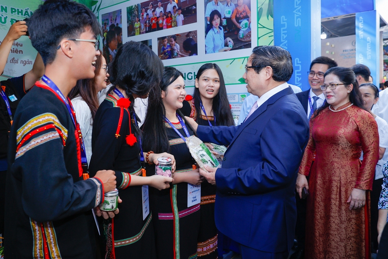 Thủ tướng: 'Thần tốc táo bạo' để đưa Việt Nam trở thành trung tâm đổi mới sáng tạo 27 tt tham khong gian trung bay