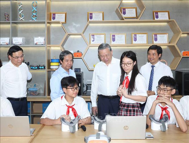 Tổng Bí thư Tô Lâm: Thúc đẩy đổi mới sáng tạo, chuyển đổi số trong trường học, không để học sinh nào bị bỏ lại phía sau 15 tbt to lam thuc day doi moi sang tao 4