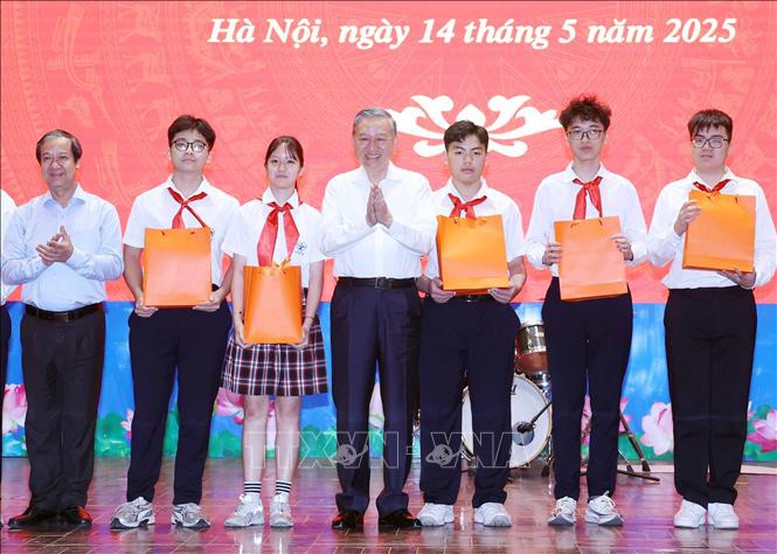 Tổng Bí thư Tô Lâm: Thúc đẩy đổi mới sáng tạo, chuyển đổi số trong trường học, không để học sinh nào bị bỏ lại phía sau 17 tbt to lam thuc day doi moi sang tao 6