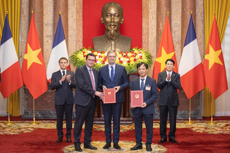 Thúc đẩy hợp tác với Pháp trong lĩnh vực công nghệ vũ trụ và hàng không 2 thuc day hop tac voi phap trong linh vuc cong nghe vu tru va hang khong