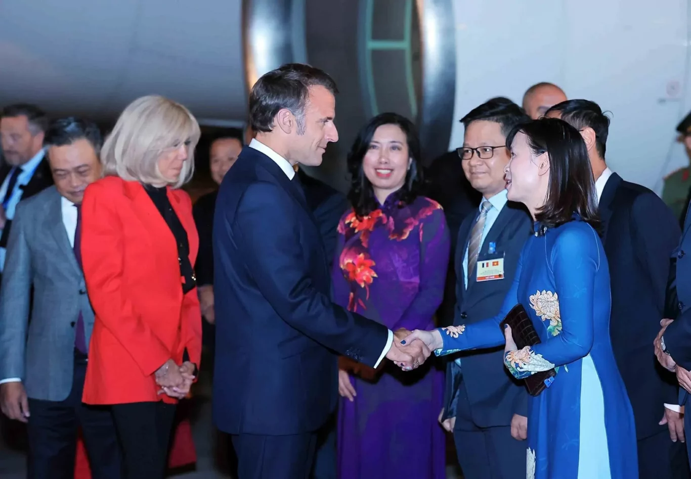 Tổng thống Pháp và Phu nhân đến Hà Nội, bắt đầu chuyến thăm cấp Nhà nước tới Việt Nam 9 tong thong phap va phu nhan den ha noi 3