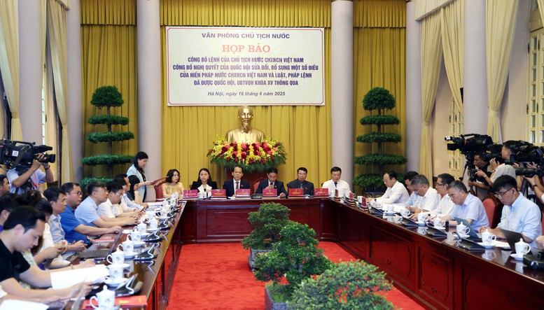 Công bố Lệnh của Chủ tịch nước về Nghị quyết sửa đổi, bổ sung một số điều của Hiến pháp 5 cong bo lenh cua chu tich nuoc ve nghi quyet sua doi