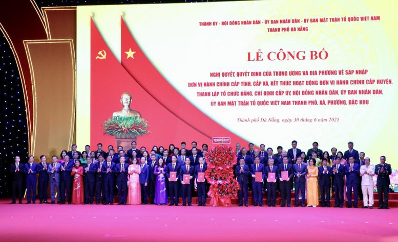 TỔNG THUẬT: Công bố nghị quyết, quyết định sáp nhập đơn vị hành chính, chỉ định nhân sự trên cả nước 44 cap nhat lien tuc cong bo nghi quyet quyet dinh sap nhap 11