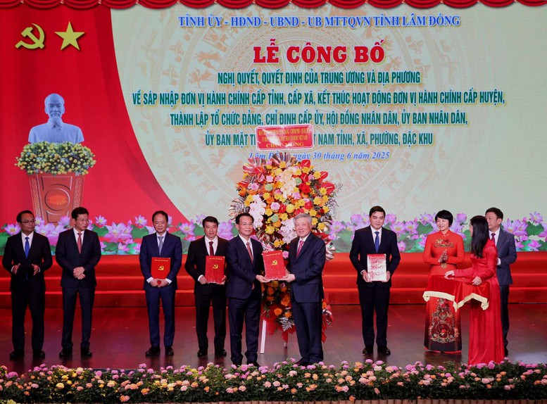 TỔNG THUẬT: Công bố nghị quyết, quyết định sáp nhập đơn vị hành chính, chỉ định nhân sự trên cả nước 46 cap nhat lien tuc cong bo nghi quyet quyet dinh sap nhap 13