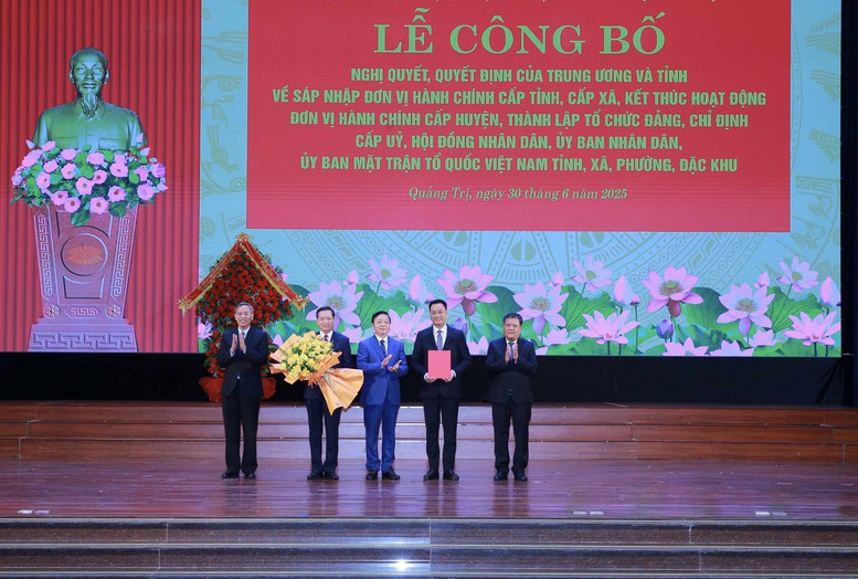 TỔNG THUẬT: Công bố nghị quyết, quyết định sáp nhập đơn vị hành chính, chỉ định nhân sự trên cả nước 48 cap nhat lien tuc cong bo nghi quyet quyet dinh sap nhap 15