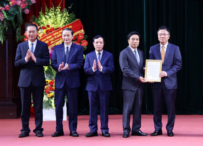 TỔNG THUẬT: Công bố nghị quyết, quyết định sáp nhập đơn vị hành chính, chỉ định nhân sự trên cả nước 50 cap nhat lien tuc cong bo nghi quyet quyet dinh sap nhap 17