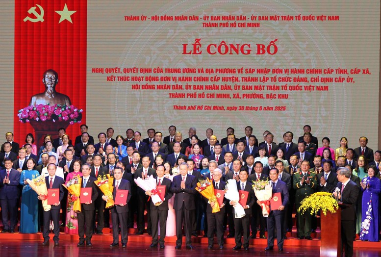 TỔNG THUẬT: Công bố nghị quyết, quyết định sáp nhập đơn vị hành chính, chỉ định nhân sự trên cả nước 35 cap nhat lien tuc cong bo nghi quyet quyet dinh sap nhap 2