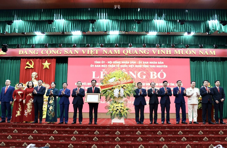 TỔNG THUẬT: Công bố nghị quyết, quyết định sáp nhập đơn vị hành chính, chỉ định nhân sự trên cả nước 54 cap nhat lien tuc cong bo nghi quyet quyet dinh sap nhap 21
