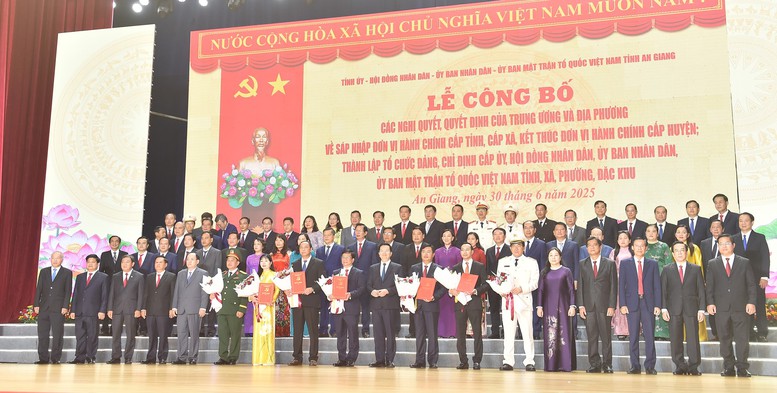 TỔNG THUẬT: Công bố nghị quyết, quyết định sáp nhập đơn vị hành chính, chỉ định nhân sự trên cả nước 56 cap nhat lien tuc cong bo nghi quyet quyet dinh sap nhap 23