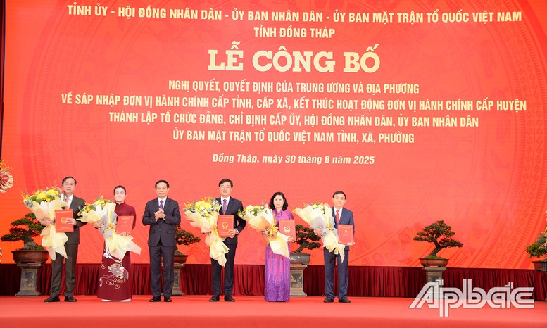 TỔNG THUẬT: Công bố nghị quyết, quyết định sáp nhập đơn vị hành chính, chỉ định nhân sự trên cả nước 58 cap nhat lien tuc cong bo nghi quyet quyet dinh sap nhap 25