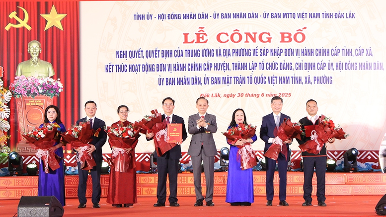 TỔNG THUẬT: Công bố nghị quyết, quyết định sáp nhập đơn vị hành chính, chỉ định nhân sự trên cả nước 63 cap nhat lien tuc cong bo nghi quyet quyet dinh sap nhap 30