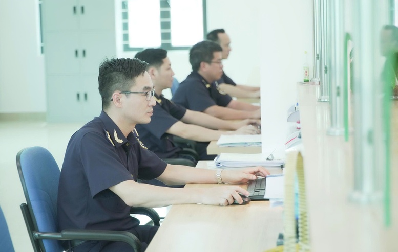 Hơn 50 nghìn tờ khai được thông quan ngay trong ngày đầu vận hành hệ thống mới 3 hon 50 nghin to khai duoc thong quan ngay trong ngay dau van hanh he thong moi