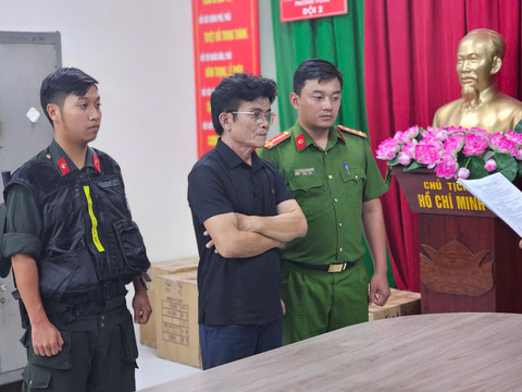 Phá đường dây sản xuất, mua bán gần 70.000 chai dầu gió Con Ó giả tại TPHCM 7 pha duong day san xuat mua ban gan 70000 chai dau gio con o 1