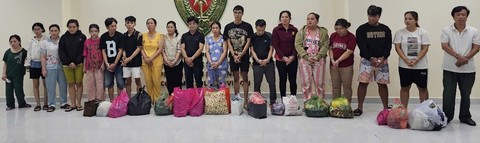 Phá đường dây sản xuất, mua bán gần 70.000 chai dầu gió Con Ó giả tại TPHCM 10 pha duong day san xuat mua ban gan 70000 chai dau gio con o 4