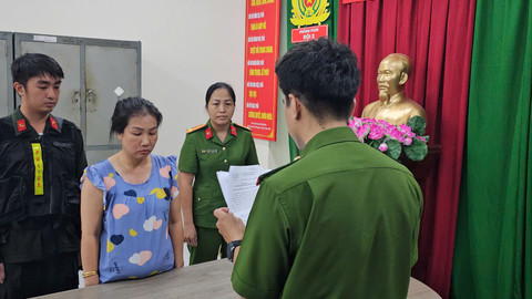 Phá đường dây sản xuất, mua bán gần 70.000 chai dầu gió Con Ó giả tại TPHCM 6 pha duong day san xuat mua ban gan 70000 chai dau gio con o